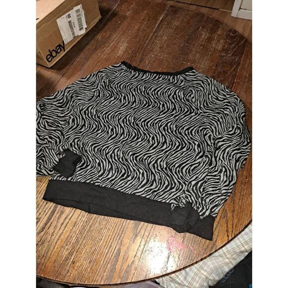 Medium Glam Black Grey Zebra Striped Long Sleeve Round Neck Pullover Shirt Top - Picture 5 of 5